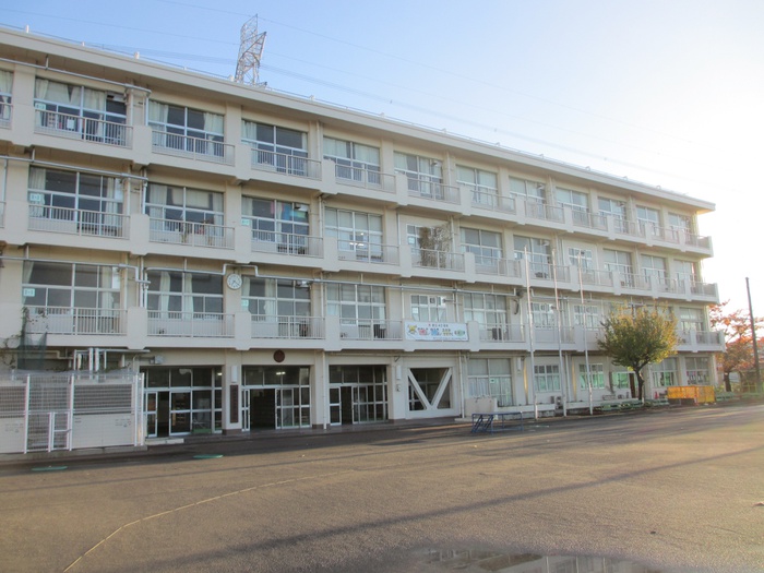 小学校　名瀬小学校（小学校）まで350m