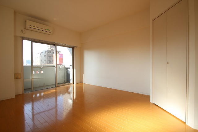 居室・リビング　同物件別号室のものです。