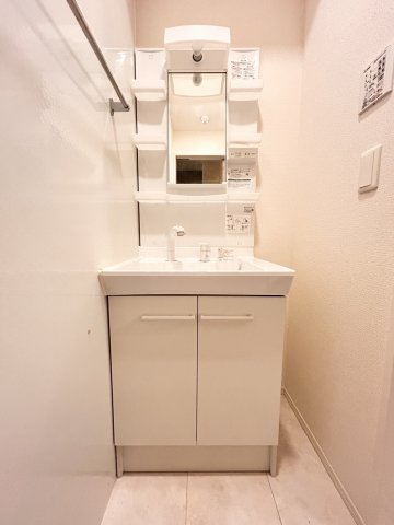 洗面設備　同じ物件の別部屋の参考写真です