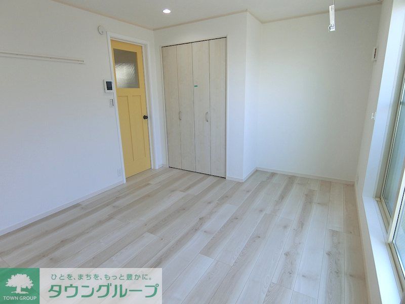 居室・リビング　白が基調の明るい室内！広々！1階はテラス、2.3階はバルコ…