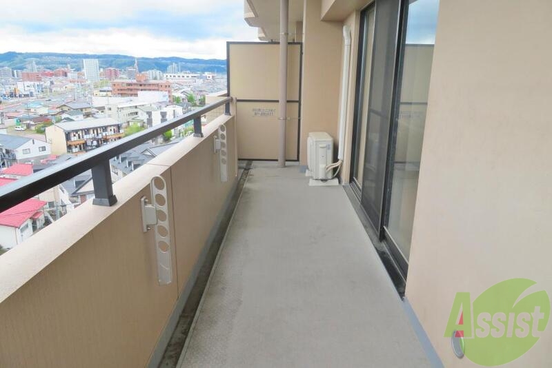 バルコニー　広めのバルコニーなので、お洗濯ものがたまった時も大丈夫そう。