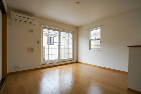 居室・リビング　同じ建物の別の部屋