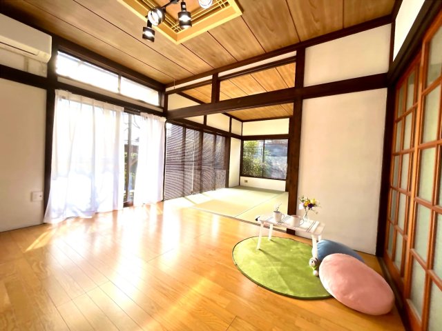 居室・リビング　フローリングと畳の続き間で広々使えます　畳は新調しています