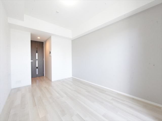 居室・リビング　洋室8.1帖　エアコン完備　バルコニーに面しています