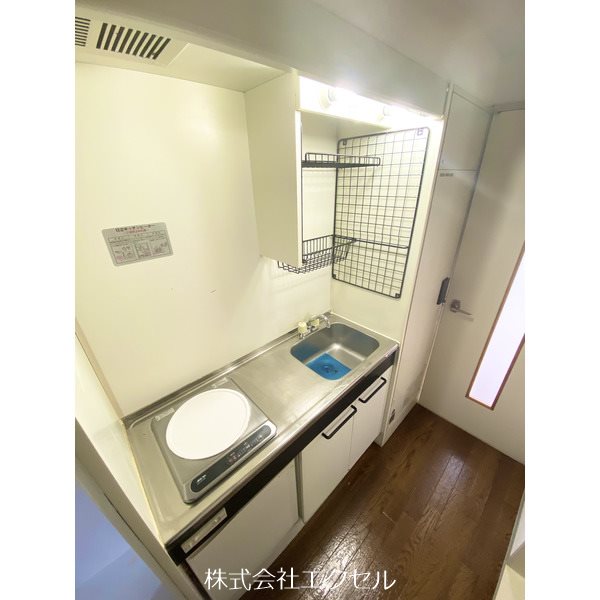 キッチン　1口HIクッキングヒーター付です。（同建物別室の画像です。）