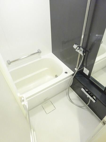 バス・シャワールーム　落ち着いた空間のお風呂です