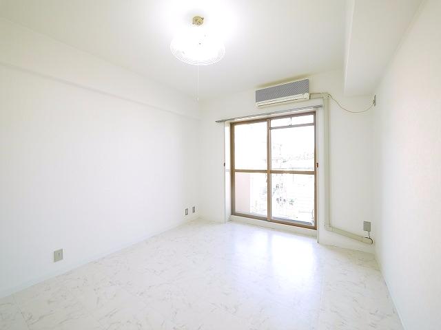 居室・リビング　個人の部屋や寝室として使える洋室です