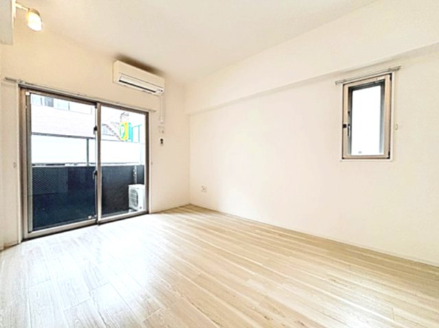 居室・リビング　2面採光の室内