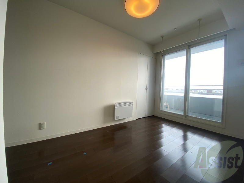 その他部屋・スペース　別の角度から洋室を撮影しました。日射しがあり明るい印象。