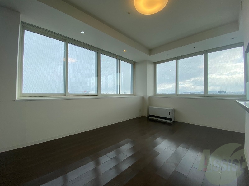 居室・リビング　８．９帖の洋室です。広々として、きれいですね。