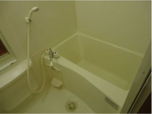 バス・シャワールーム　バスルームです