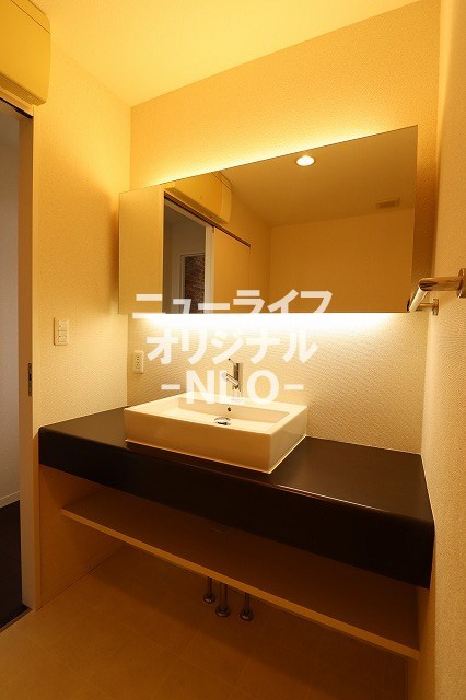 洗面設備　お部屋のスタイルに合わせたシンプルかつスタイリッシュな洗面所