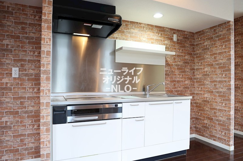 キッチン　白色×ステンレスでモダンなレストランのようなキッチン