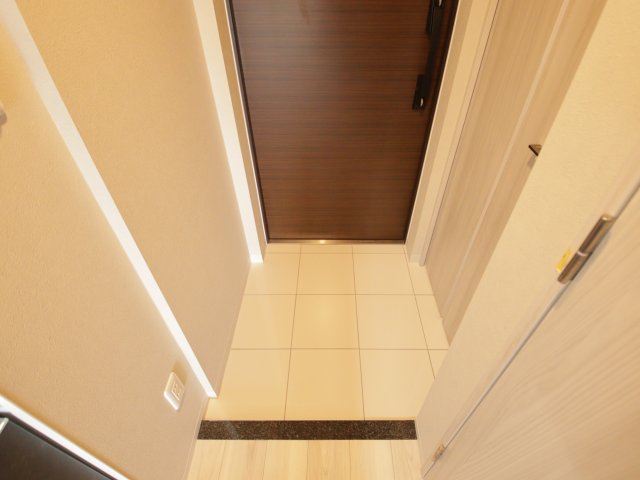 玄関　※他の号室の参考写真です※