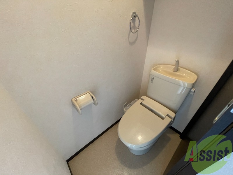 トイレ　トイレはシャワートイレでタオルハンガーがついています