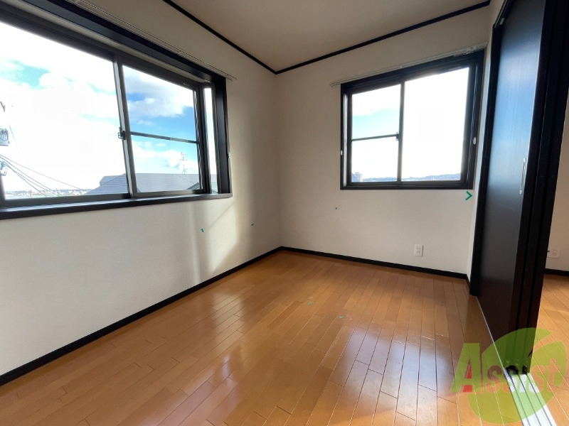 その他部屋・スペース　寝室は４．３帖で二面窓が付いていて明るいです