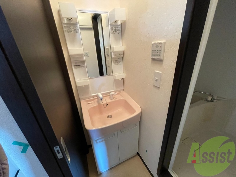 洗面設備　独立洗面台は収納が多くたっぷり収納できます