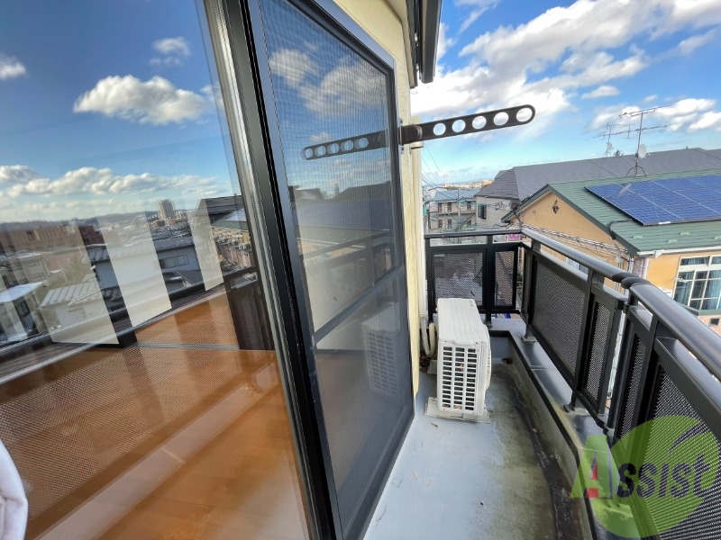 バルコニー　バルコニーは広いので洗濯も干しやすいです