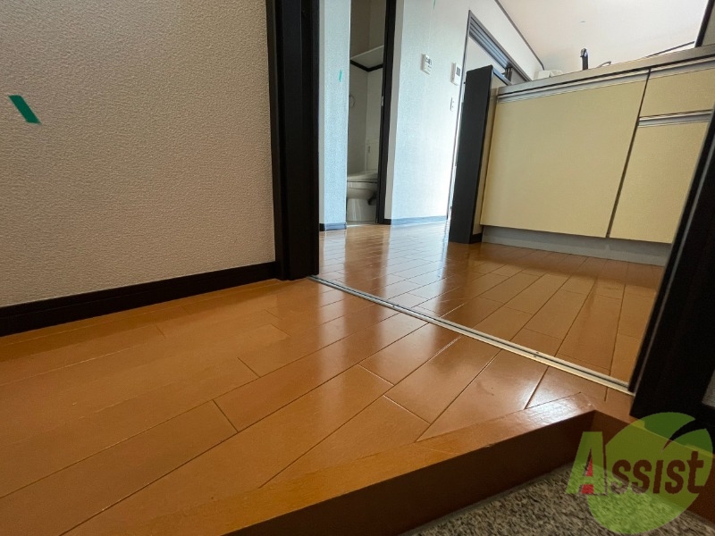 玄関　玄関には下足箱が付いており一段上がっております