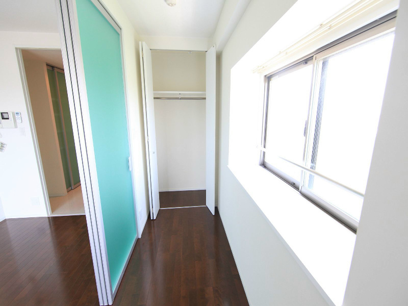 収納　洋室2.7帖　クローゼット（収納充実してます）