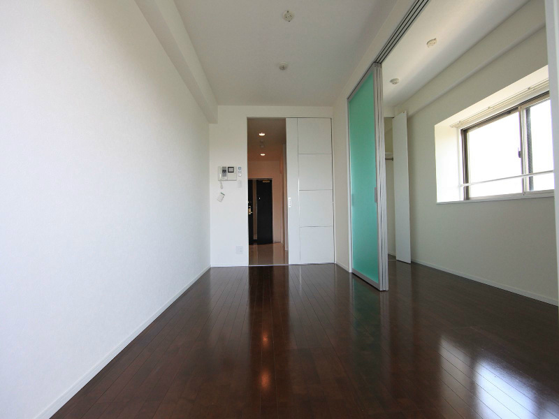 居室・リビング　洋室5.6帖　洋室2.4帖とつなげても仕切っても使えます