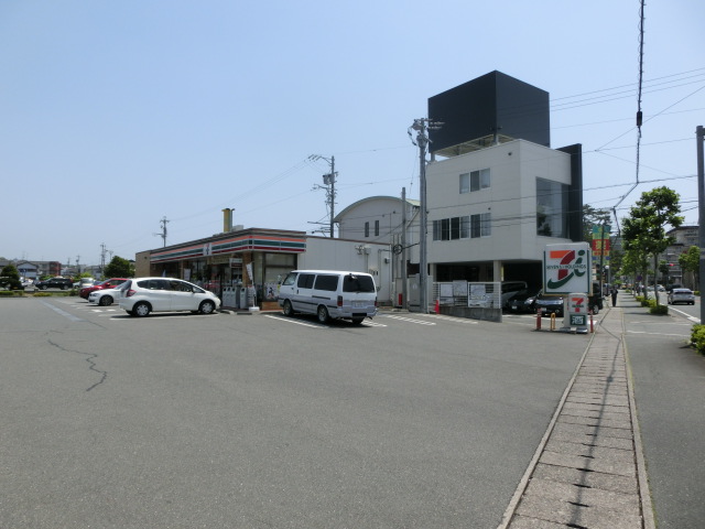 コンビニ　セブンイレブン浜松鴨江3丁目店（コンビニ）まで395m