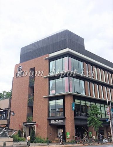 ショッピングセンター　トラッド目白(TRAD目白)（ショッピングセンター）まで975m