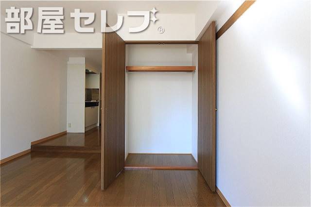 収納　ハンガー掛けあります。