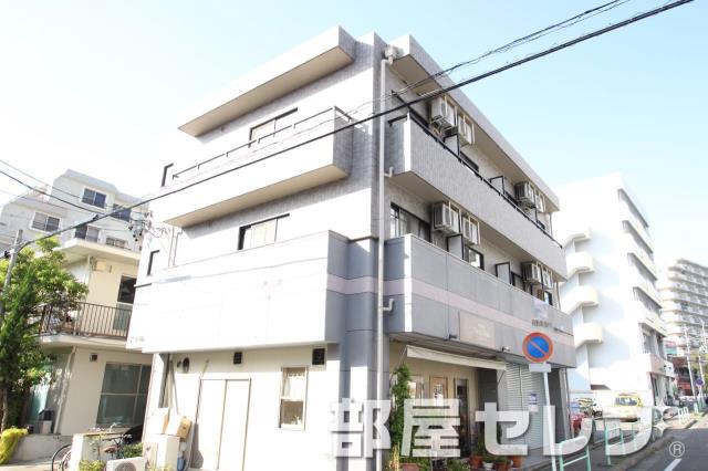 建物外観　３階建の建物です。