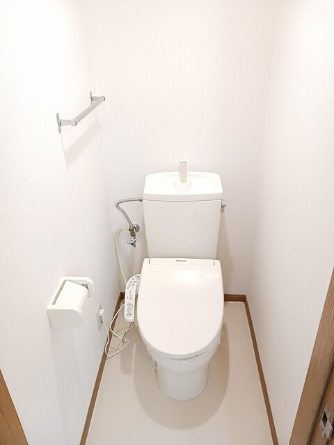 トイレ　温水洗浄便座付きのトイレです♪