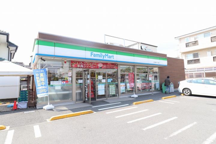 コンビニ　ファミリーマート（コンビニ）まで614m