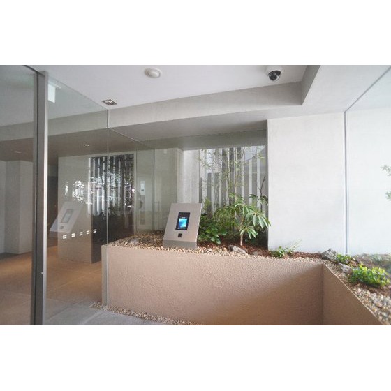 その他　共用エントランスにはオートロックあり