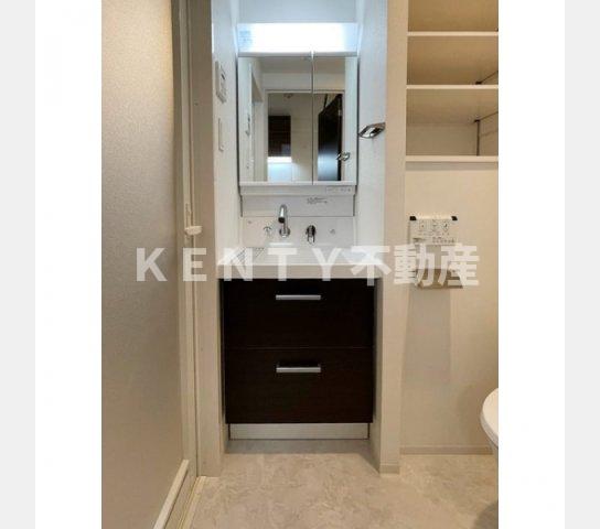 洗面設備　ゆったりとスペースのある洗面所