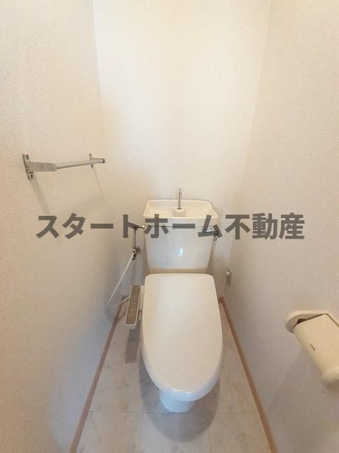 トイレ　落ち着いた色調のトイレです