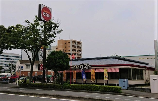 飲食店　ガスト 辻堂店(から好し取扱店)（飲食店）まで499m