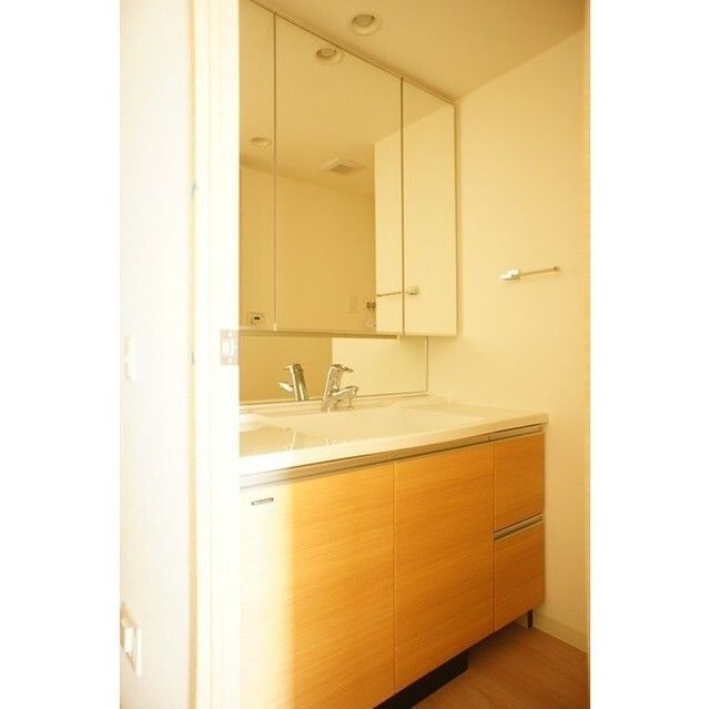 洗面設備　■多面鏡独立洗面台■キャビネット収納付き