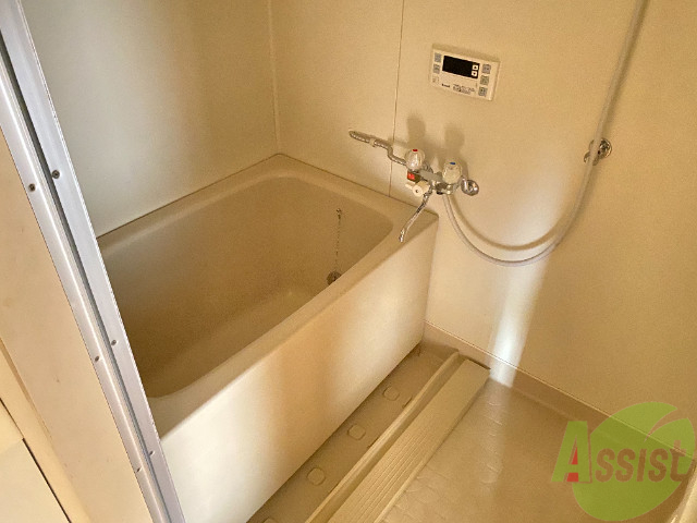 バス・シャワールーム　浴室はゆったりと浸かれるサイズ感になっています。
