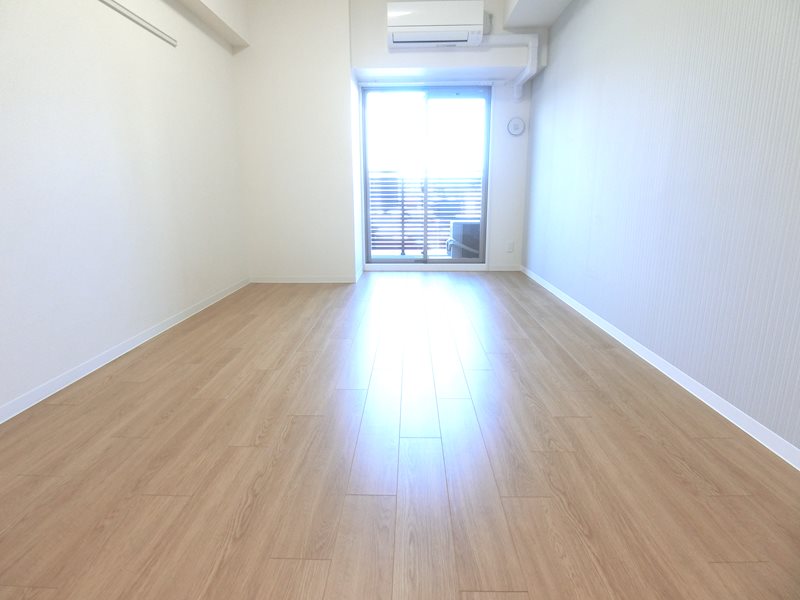 居室・リビング　アクセントクロスでシックな印象