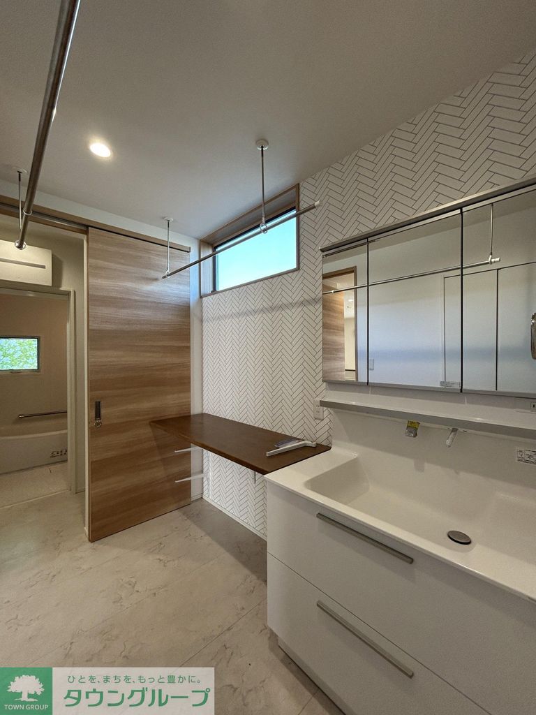 洗面設備　作業台付きの洗面室、室内物干しも可能です