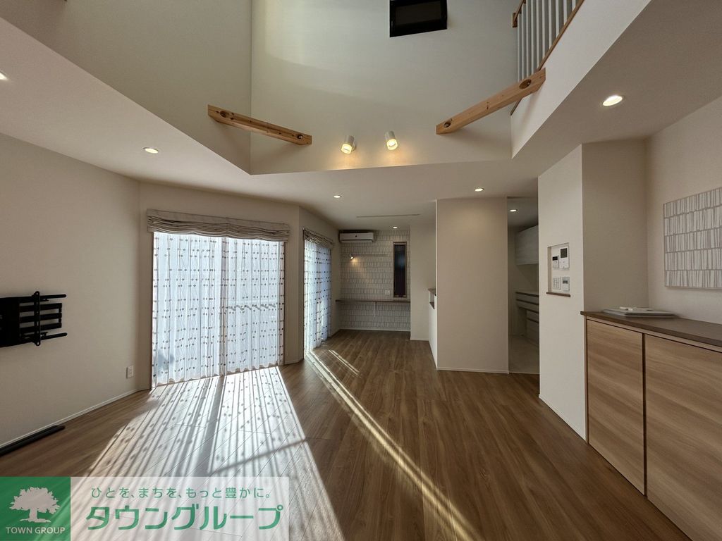 居室・リビング　玄関側から見たリビングダイニング