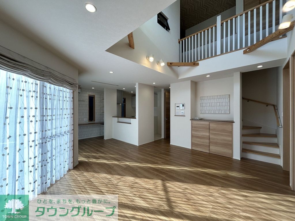 居室・リビング　吹抜けで開放感のあるリビング