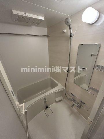 バス・シャワールーム　※各階フローリング、建具の色が少し異なります。