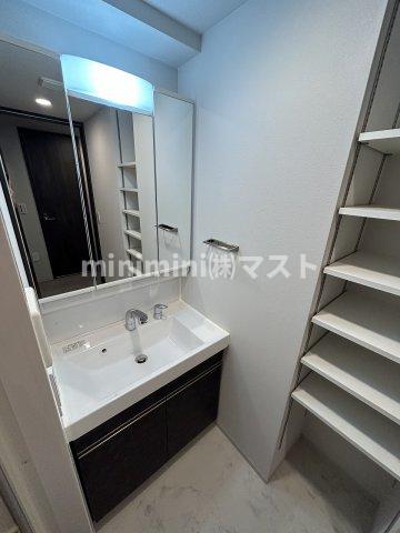 洗面設備　※各階フローリング、建具の色が少し異なります。