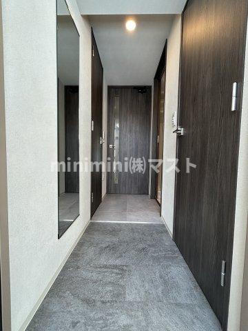 玄関　※各階フローリング、建具の色が少し異なります。