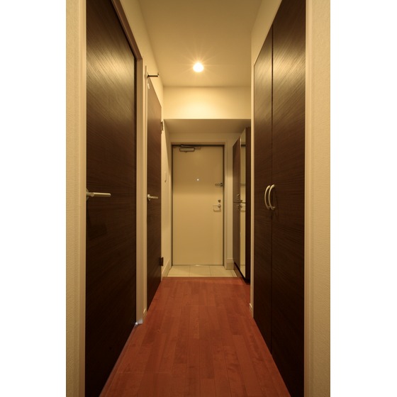 玄関　廊下にも収納スペースあり