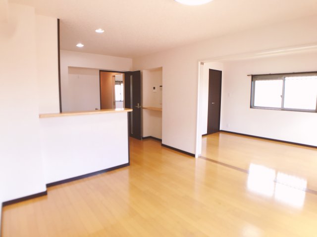 居室・リビング　広々と使える10.3帖のリビングルーム