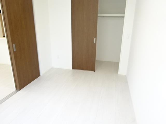 収納　洋服や鞄などたくさん収納できるウォークインクローゼット完備♪