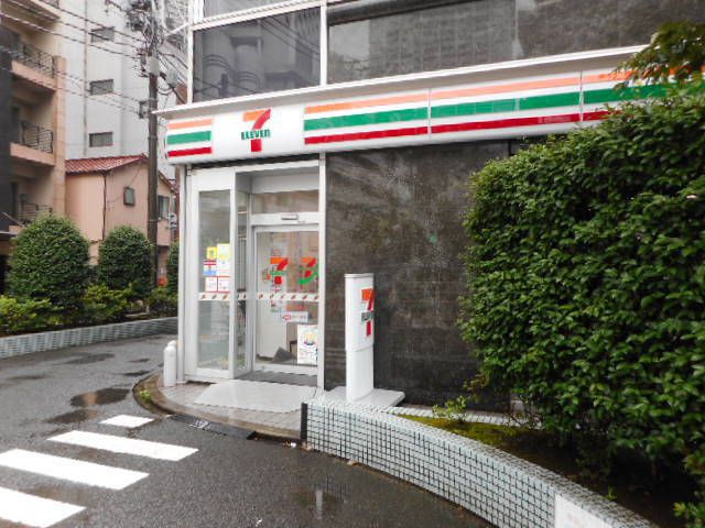 コンビニ　セブン-イレブン 港区芝１丁目店（コンビニ）まで30m