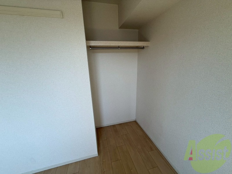 収納　洋室はオープンクローゼットです。荷物はこちらにどうぞ。