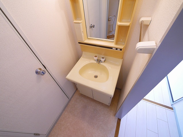 洗面設備　明るい洗面所です
